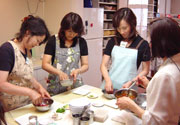 ユッケを味付けし盛る