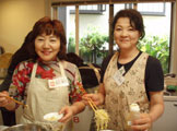 ナムルを作る西川さん、八代さん