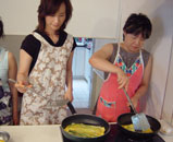 パキョンを焼く張さん、飯田さん