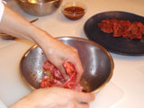 肉に味付けをする