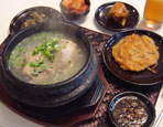 テーブルにセットされた料理
