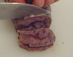 牛のスネ肉を切る