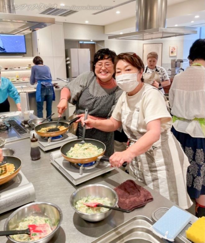 各自チヂミを焼く