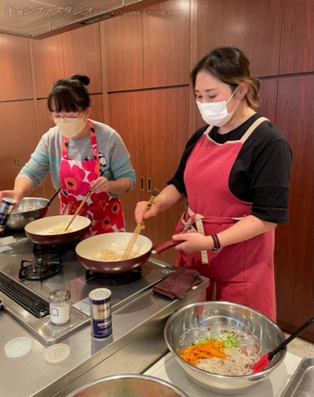 切った野菜を炒それぞれ炒める