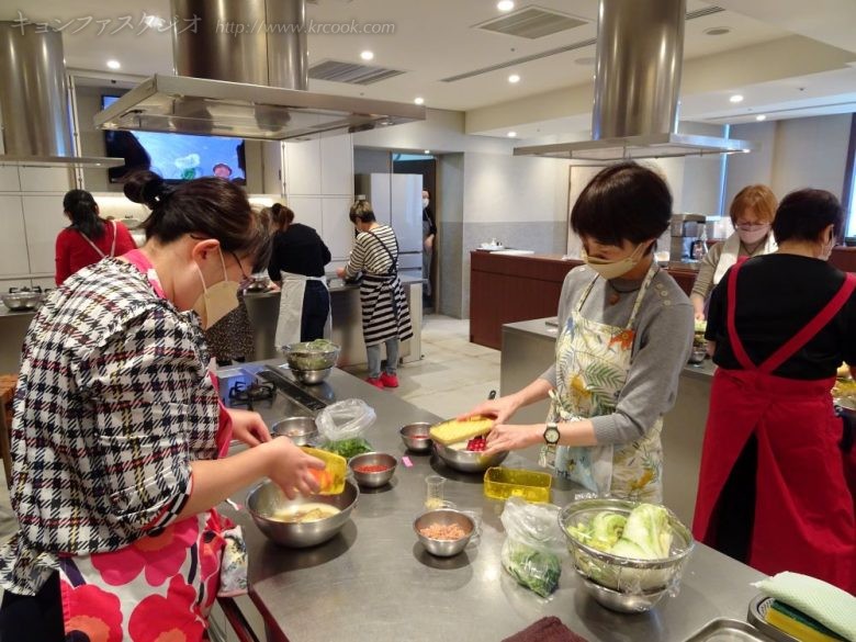 材料を加えてキㇺチヤンニョムを仕上げる