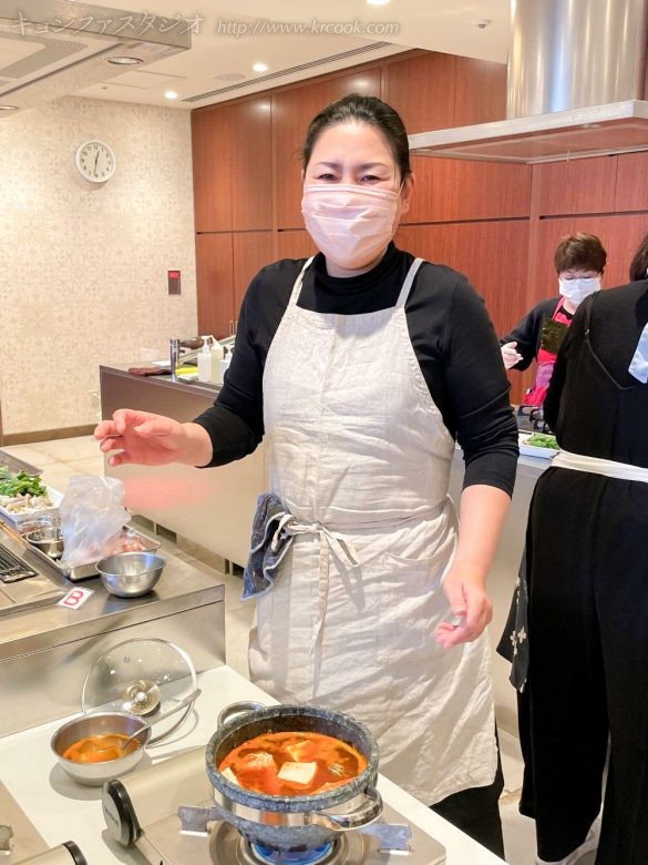 石鍋を温めタデキをといて豆腐を入れます。