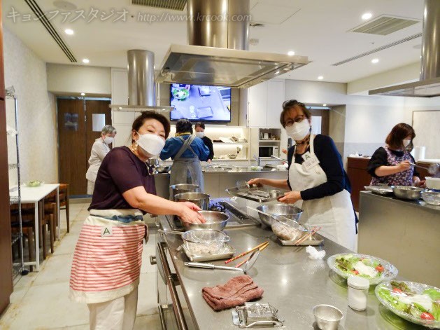 茹でた肉を氷水でよく冷まして・・盛りつけ用の器の準備ができてますし、手際よいですね！