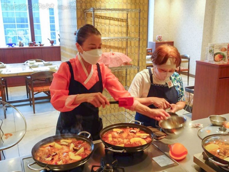 はじめは鶏肉にタデキをからめます。