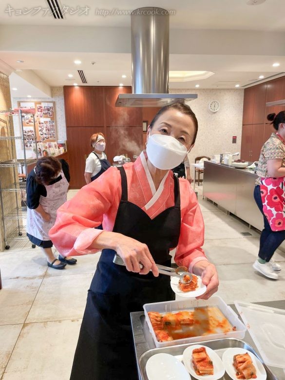 試食用キㇺチを盛りつけする先生♪